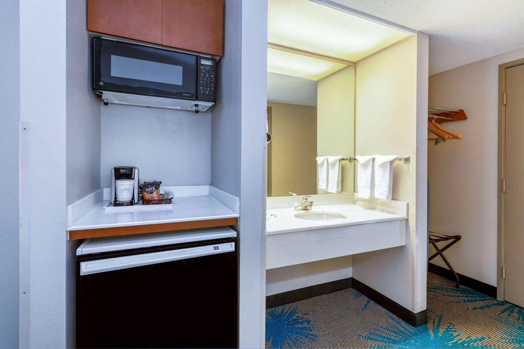 Days & By Wyndham International Airport 3*