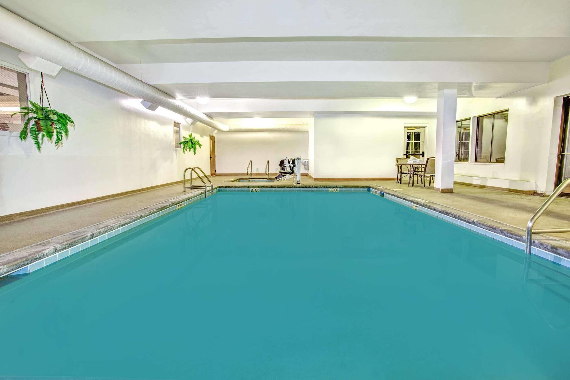 Days & By Wyndham International Airport Hotel 3*