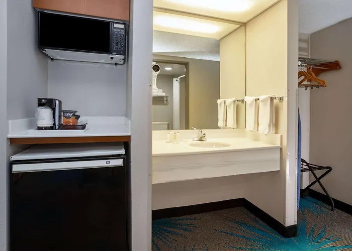 Days Inn & Suites By Wyndham Denver International Airport