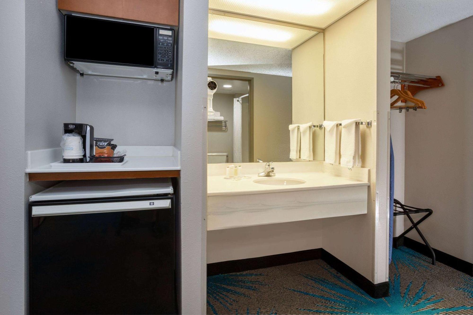 Days & By Wyndham International Airport Hotel Denver