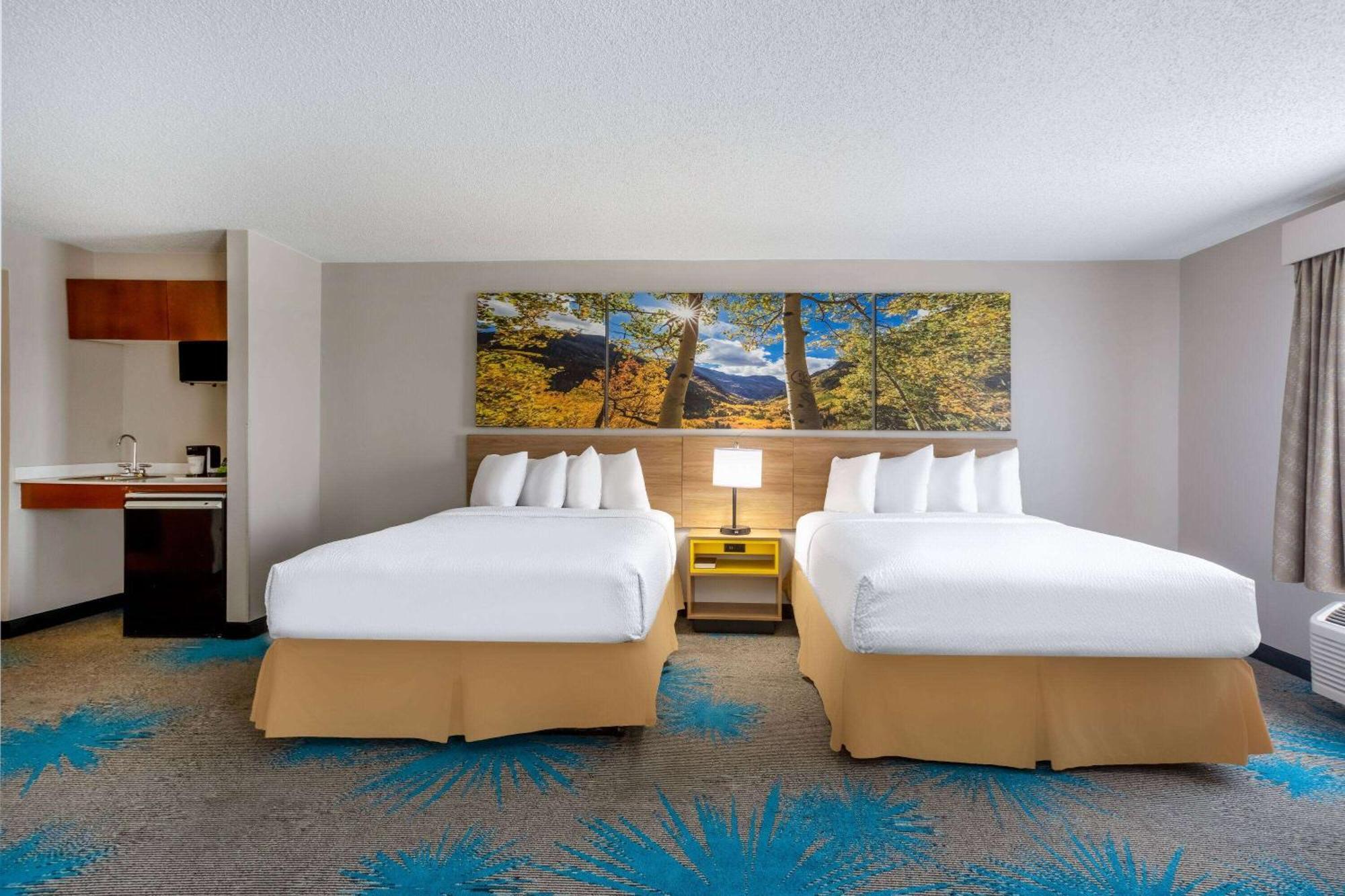 Hotel Days & By Wyndham International Airport 2*