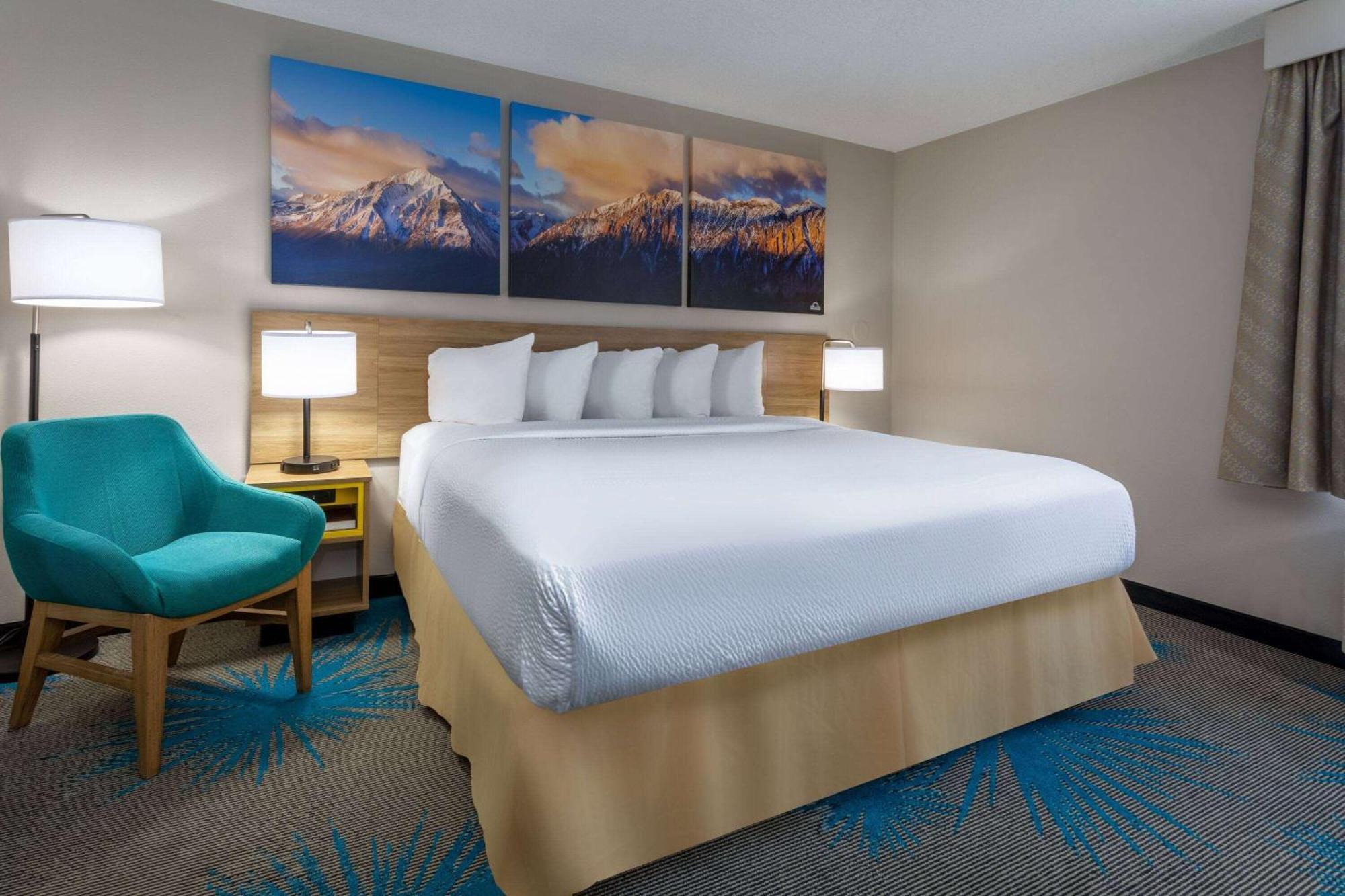 Hotel Days & By Wyndham International Airport