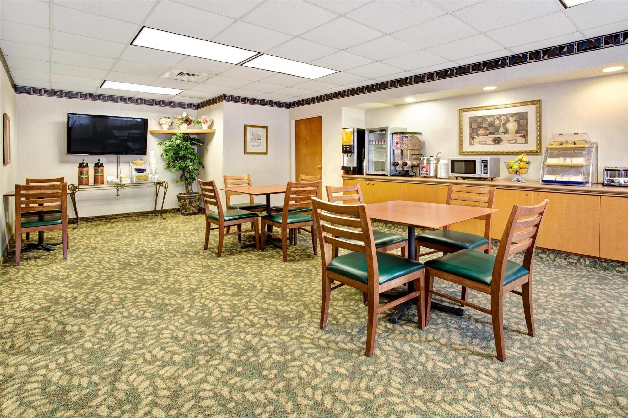 Days & By Wyndham International Airport Hotel 2*